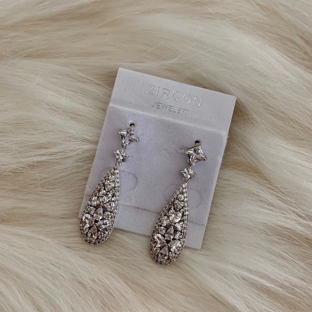 NWOT Teardrop Dangle Earrings
